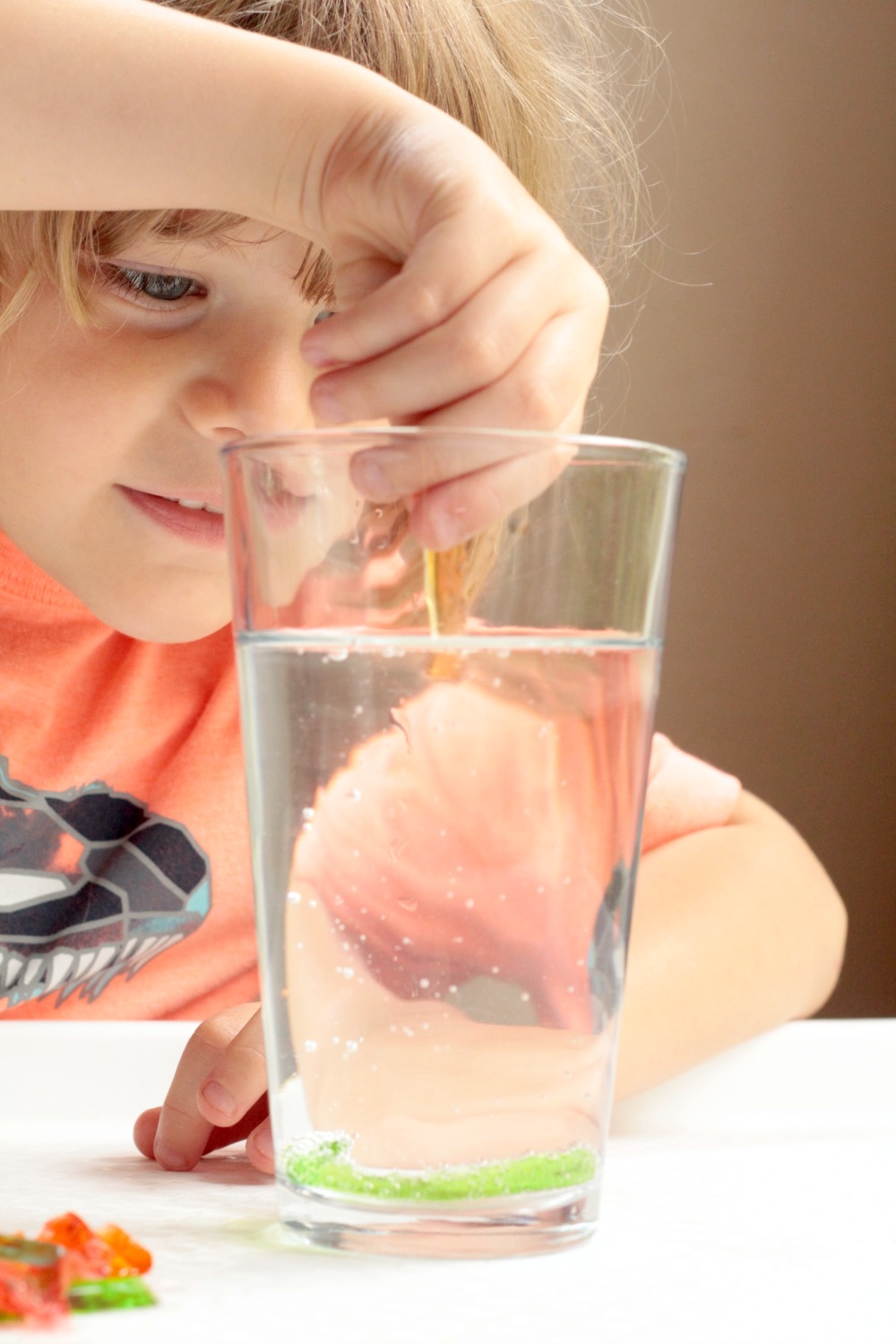 Kids will love this delightfully creepy wiggling snakes science experiment. Learn about the reaction of vinegar and baking soda by making snakes wiggle!