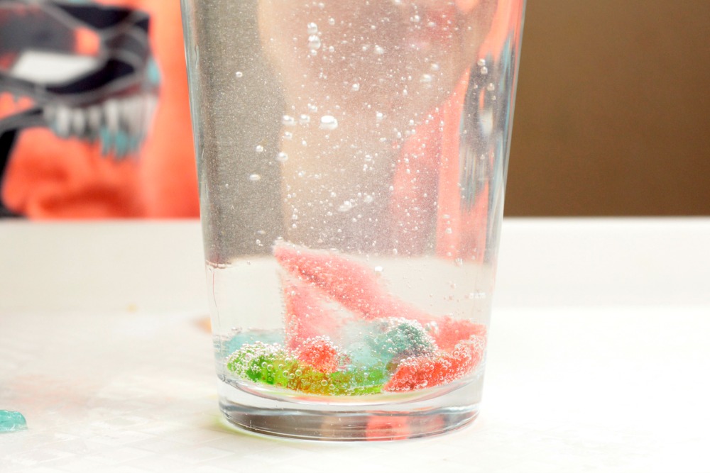 Kids will love this delightfully creepy wiggling snakes science experiment. Learn about the reaction of vinegar and baking soda by making snakes wiggle!